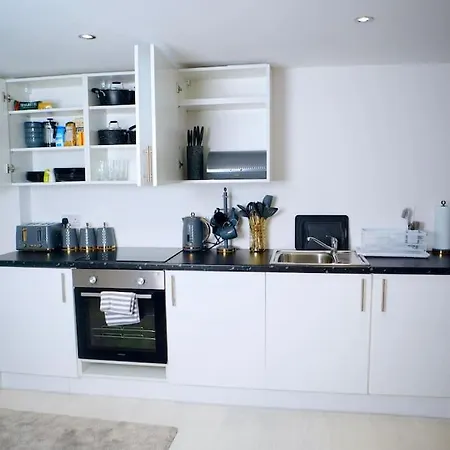 Perfect 1 Bed Apartment Sleeps 5 1 Kingsize Bed 1 Double Sofabed One Single Mattress Free Parking Wifi Good Transport Network Shopping Holiday Makers Families Contractors In North London Enfield Exterior photo
