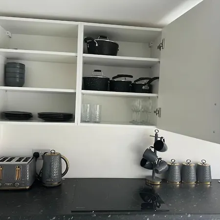 Perfect 1 Bed Apartment Sleeps 5 1 Kingsize Bed 1 Double Sofabed One Single Mattress Free Parking Wifi Good Transport Network Shopping Holiday Makers Families Contractors In North London Enfield Exterior photo
