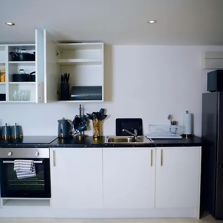 Perfect 1 Bed Apartment Sleeps 5 1 Kingsize Bed 1 Double Sofabed One Single Mattress Free Parking Wifi Good Transport Network Shopping Holiday Makers Families Contractors In North London Enfield Exterior photo