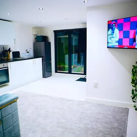 Perfect 1 Bed Apartment Sleeps 5 1 Kingsize Bed 1 Double Sofabed One Single Mattress Free Parking Wifi Good Transport Network Shopping Holiday Makers Families Contractors In North London Enfield Exterior photo
