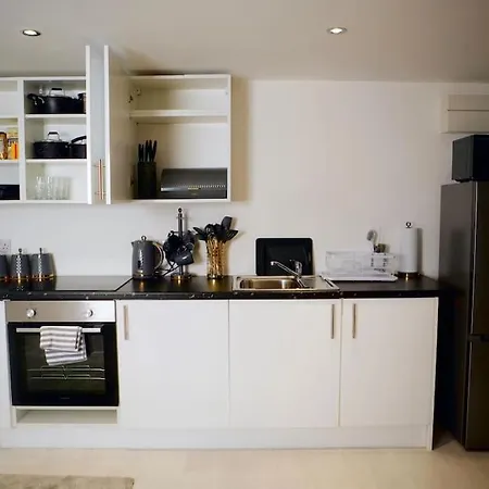 Perfect 1 Bed Apartment Sleeps 5 1 Kingsize Bed 1 Double Sofabed One Single Mattress Free Parking Wifi Good Transport Network Shopping Holiday Makers Families Contractors In North London Enfield Exterior photo