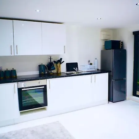 Perfect 1 Bed Apartment Sleeps 5 1 Kingsize Bed 1 Double Sofabed One Single Mattress Free Parking Wifi Good Transport Network Shopping Holiday Makers Families Contractors In North London Enfield Exterior photo