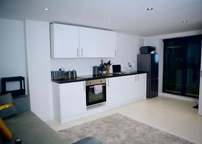 Perfect 1 Bed Apartment Sleeps 5 1 Kingsize Bed 1 Double Sofabed One Single Mattress Free Parking Wifi Good Transport Network Shopping Holiday Makers Families Contractors In North London