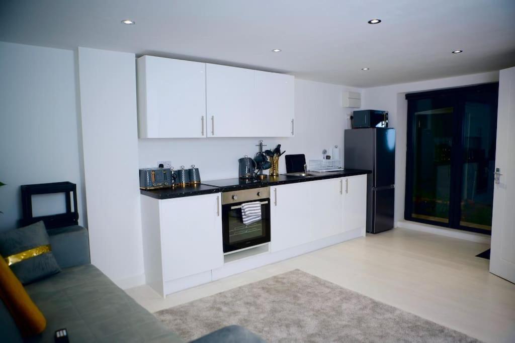 Perfect 1 Bed Sleeps 5 1 Kingsize Bed 1 Double Sofabed One Single Mattress Free Parking Wifi Good Transport Network Shopping Makers Families Contractors In North London Апартаменты Энфилд