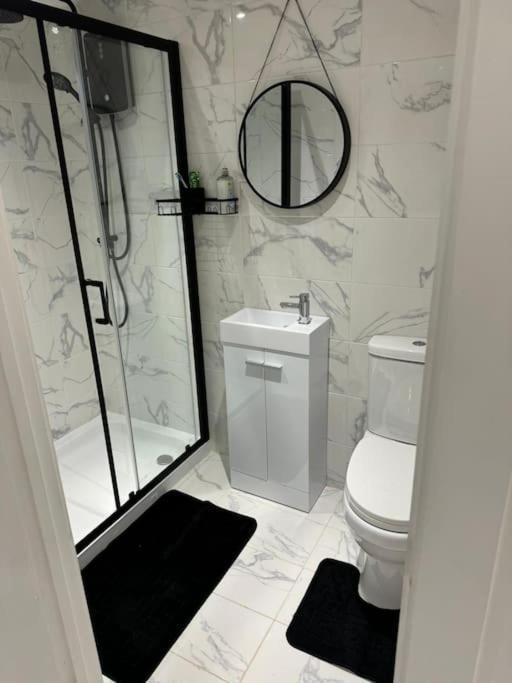 Апартаменты Perfect 1 Bed Sleeps 5 1 Kingsize Bed 1 Double Sofabed One Single Mattress Free Parking Wifi Good Transport Network Shopping Makers Families Contractors In North London Энфилд