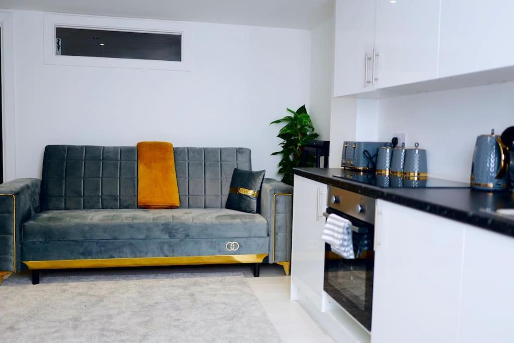 Perfect 1 Bed Sleeps 5 1 Kingsize Bed 1 Double Sofabed One Single Mattress Free Parking Wifi Good Transport Network Shopping Makers Families Contractors In North London * Энфилд