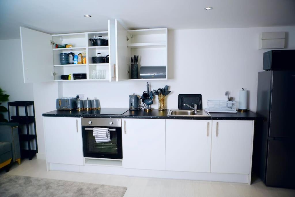 Perfect 1 Bed Sleeps 5 1 Kingsize Bed 1 Double Sofabed One Single Mattress Free Parking Wifi Good Transport Network Shopping Makers Families Contractors In North London *