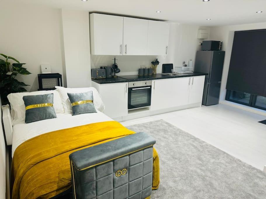 Perfect 1 Bed Sleeps 5 1 Kingsize Bed 1 Double Sofabed One Single Mattress Free Parking Wifi Good Transport Network Shopping Makers Families Contractors In North London