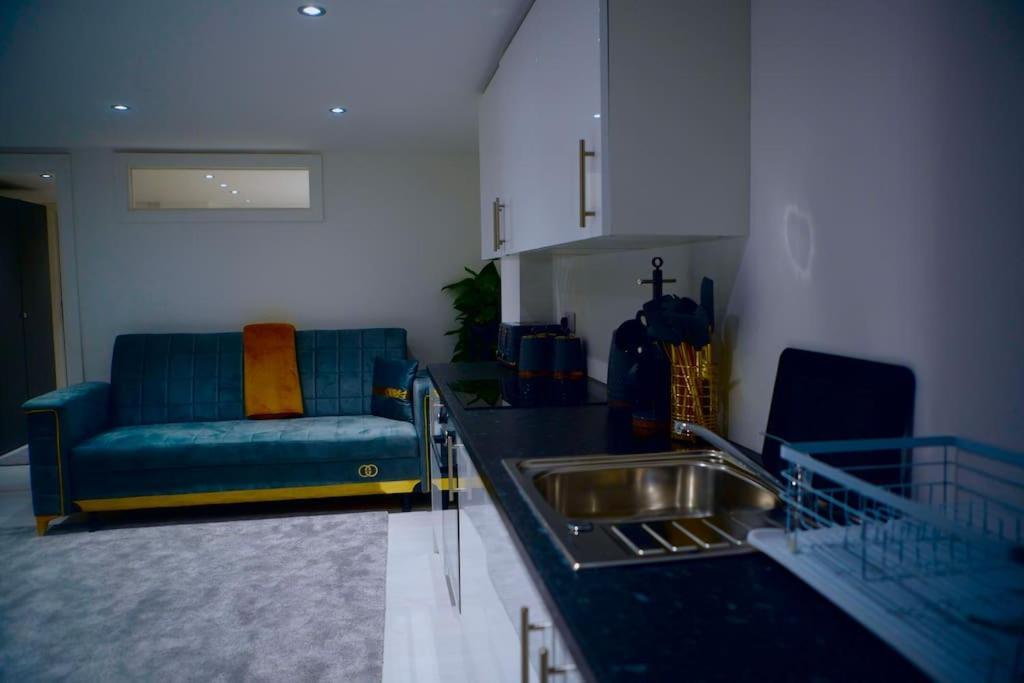 Perfect 1 Bed Sleeps 5 1 Kingsize Bed 1 Double Sofabed One Single Mattress Free Parking Wifi Good Transport Network Shopping Makers Families Contractors In North London * Энфилд