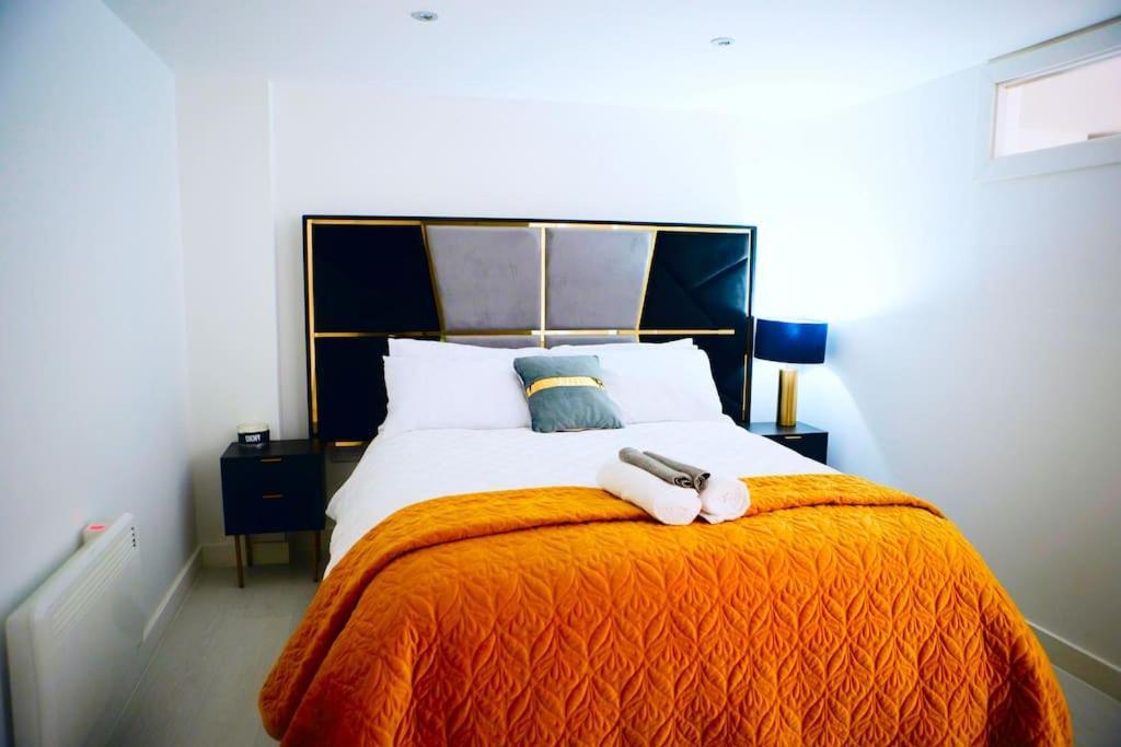 Perfect 1 Bed Sleeps 5 1 Kingsize Bed 1 Double Sofabed One Single Mattress Free Parking Wifi Good Transport Network Shopping Makers Families Contractors In North London