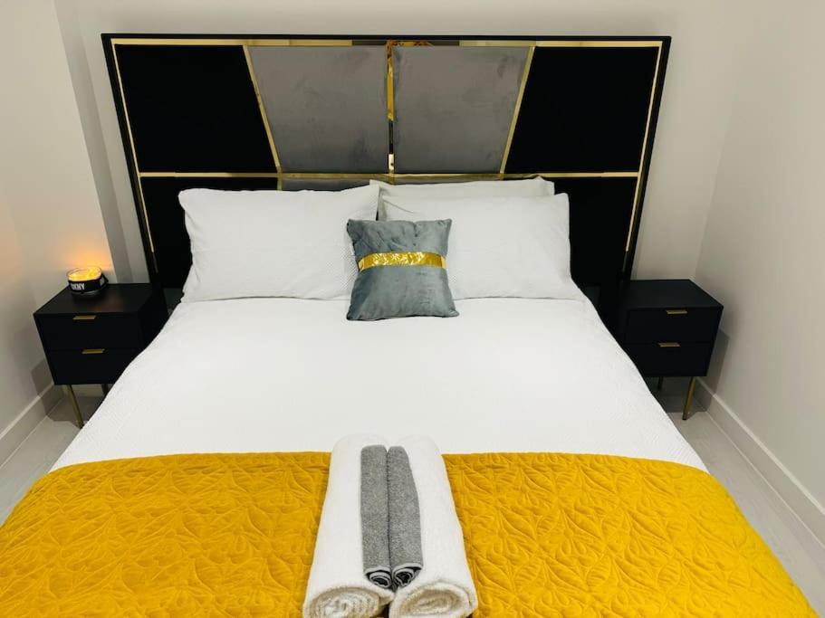 Perfect 1 Bed Sleeps 5 1 Kingsize Bed 1 Double Sofabed One Single Mattress Free Parking Wifi Good Transport Network Shopping Makers Families Contractors In North London Апартаменты