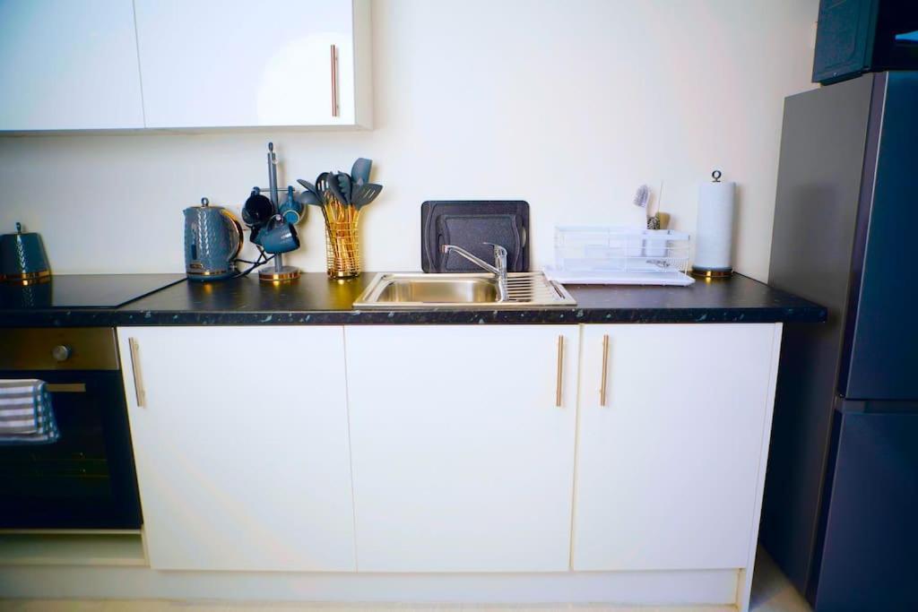 Perfect 1 Bed Sleeps 5 1 Kingsize Bed 1 Double Sofabed One Single Mattress Free Parking Wifi Good Transport Network Shopping Makers Families Contractors In North London