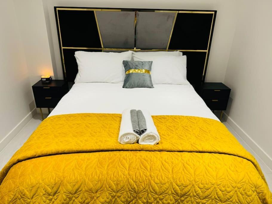 Perfect 1 Bed Sleeps 5 1 Kingsize Bed 1 Double Sofabed One Single Mattress Free Parking Wifi Good Transport Network Shopping Makers Families Contractors In North London *
