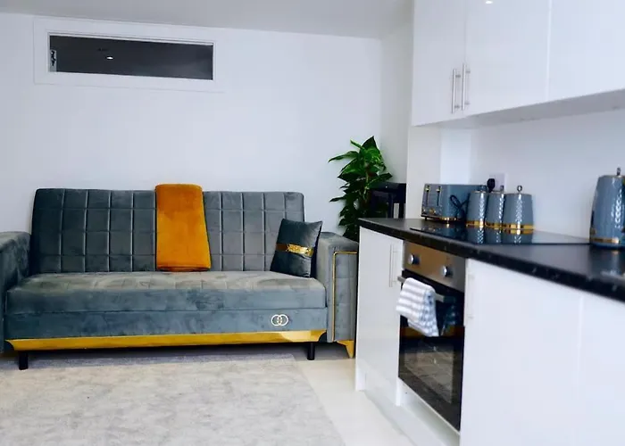Perfect 1 Bed Apartment Sleeps 5 1 Kingsize Bed 1 Double Sofabed One Single Mattress Free Parking Wifi Good Transport Network Shopping Holiday Makers Families Contractors In North London