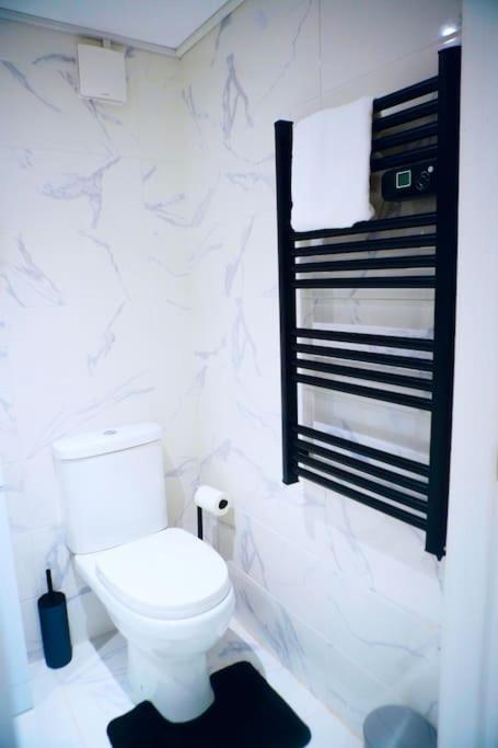 Apartment Perfect 1 Bed Sleeps 5 1 Kingsize Bed 1 Double Sofabed One Single Mattress Free Parking Wifi Good Transport Network Shopping Makers Families Contractors In North London Enfield