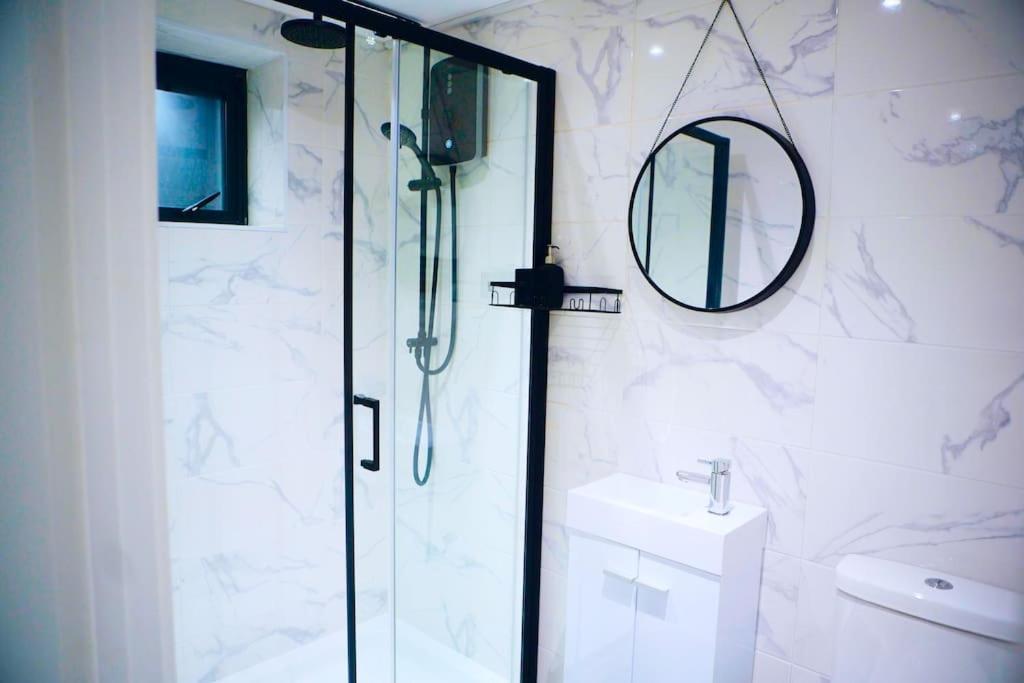 Perfect 1 Bed Sleeps 5 1 Kingsize Bed 1 Double Sofabed One Single Mattress Free Parking Wifi Good Transport Network Shopping Makers Families Contractors In North London Apartment