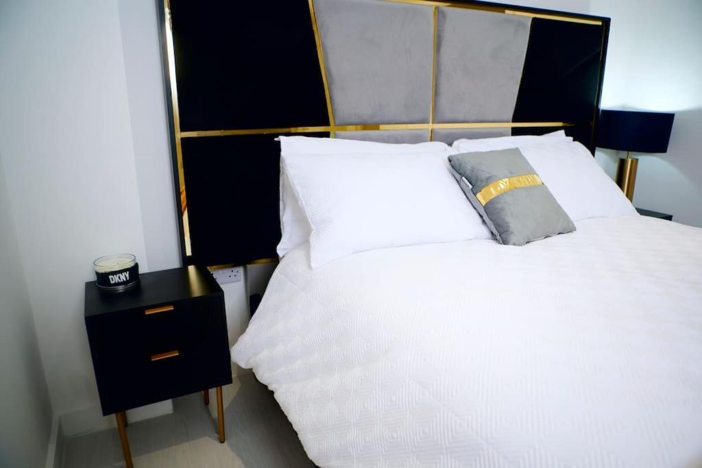 Perfect 1 Bed Sleeps 5 1 Kingsize Bed 1 Double Sofabed One Single Mattress Free Parking Wifi Good Transport Network Shopping Makers Families Contractors In North London Apartment Enfield