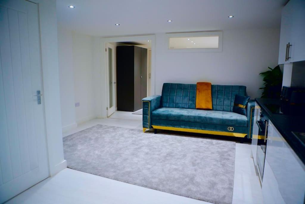Perfect 1 Bed Sleeps 5 1 Kingsize Bed 1 Double Sofabed One Single Mattress Free Parking Wifi Good Transport Network Shopping Makers Families Contractors In North London Apartment Enfield