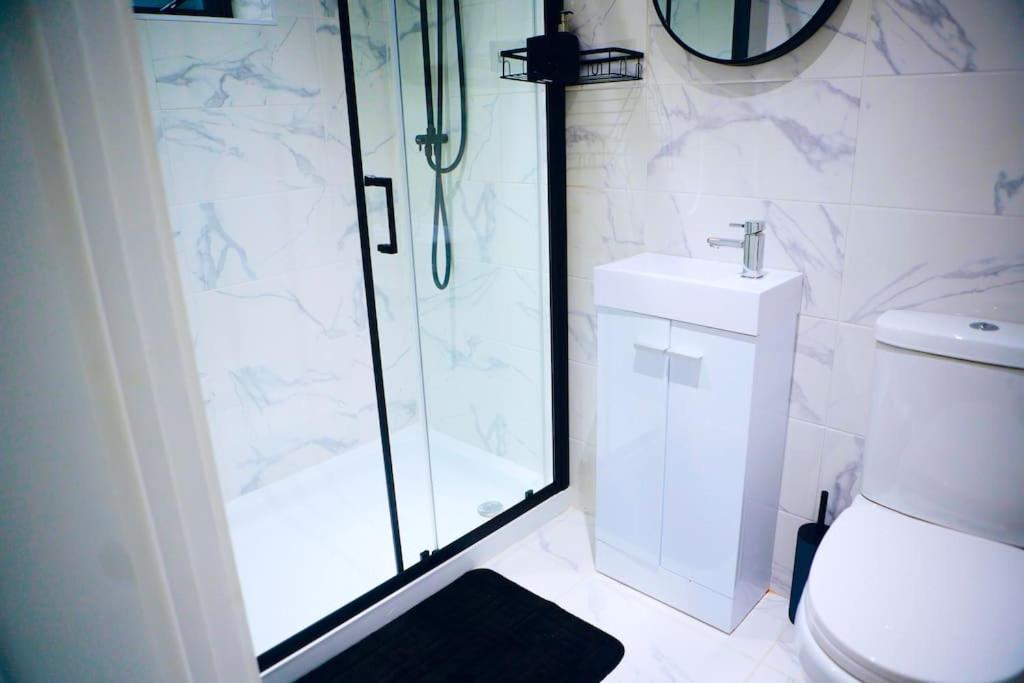 Perfect 1 Bed Sleeps 5 1 Kingsize Bed 1 Double Sofabed One Single Mattress Free Parking Wifi Good Transport Network Shopping Makers Families Contractors In North London *