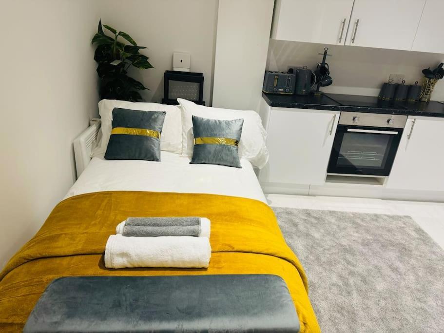 Perfect 1 Bed Sleeps 5 1 Kingsize Bed 1 Double Sofabed One Single Mattress Free Parking Wifi Good Transport Network Shopping Makers Families Contractors In North London Apartment Enfield