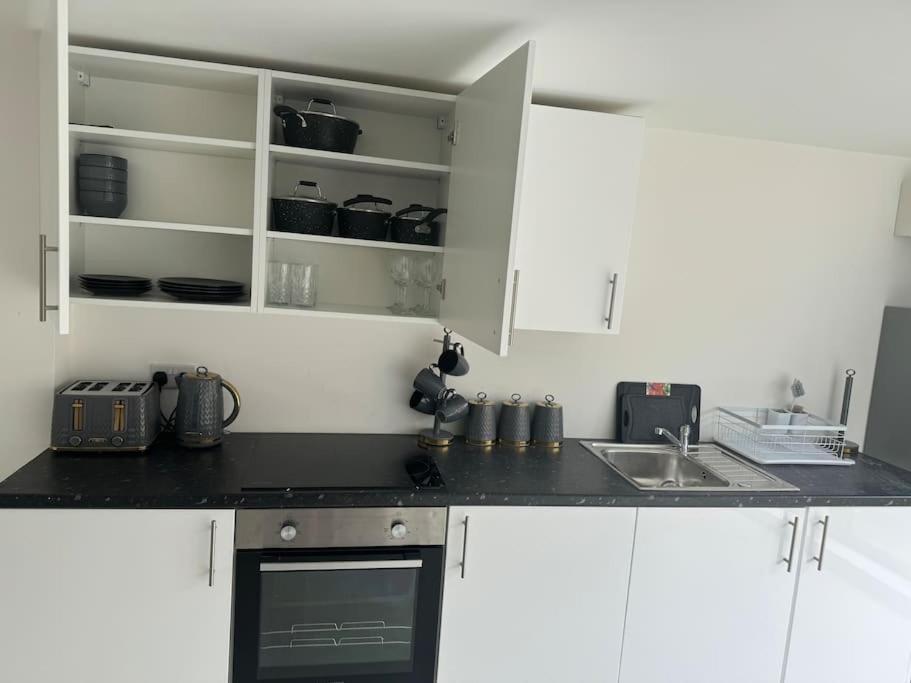 Perfect 1 Bed Sleeps 5 1 Kingsize Bed 1 Double Sofabed One Single Mattress Free Parking Wifi Good Transport Network Shopping Makers Families Contractors In North London * Enfield