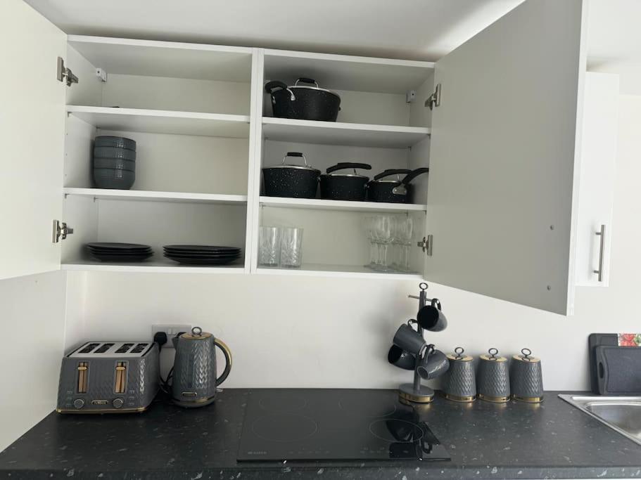 Perfect 1 Bed Sleeps 5 1 Kingsize Bed 1 Double Sofabed One Single Mattress Free Parking Wifi Good Transport Network Shopping Makers Families Contractors In North London * Enfield