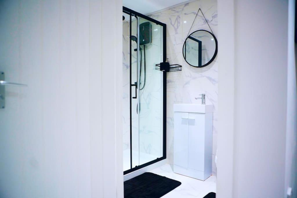 Perfect 1 Bed Sleeps 5 1 Kingsize Bed 1 Double Sofabed One Single Mattress Free Parking Wifi Good Transport Network Shopping Makers Families Contractors In North London Apartment