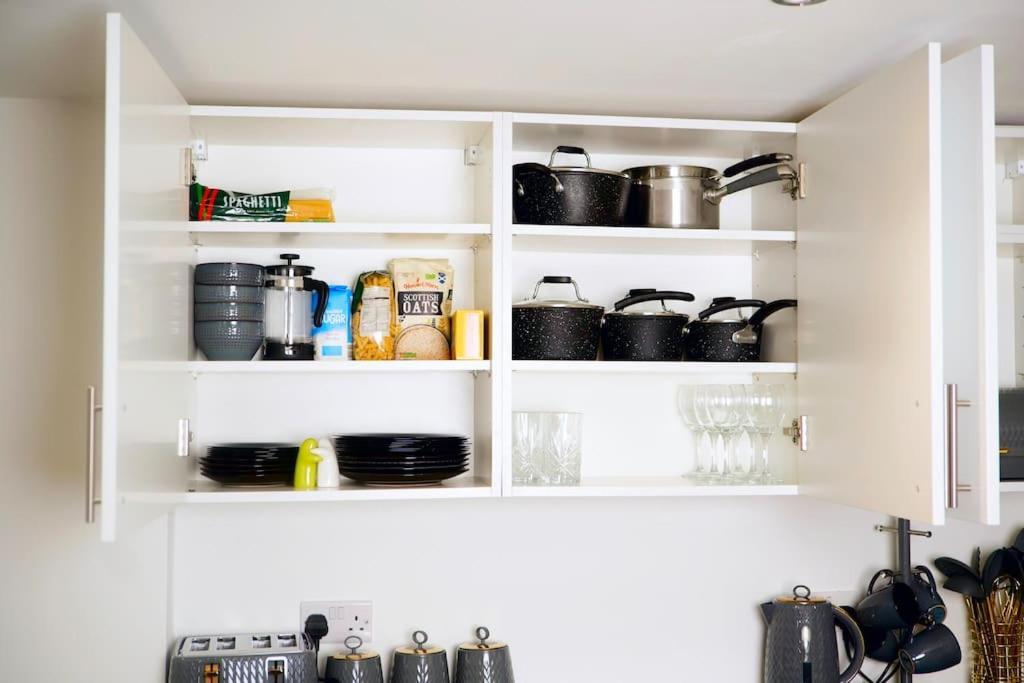 Perfect 1 Bed Sleeps 5 1 Kingsize Bed 1 Double Sofabed One Single Mattress Free Parking Wifi Good Transport Network Shopping Makers Families Contractors In North London Apartment Enfield