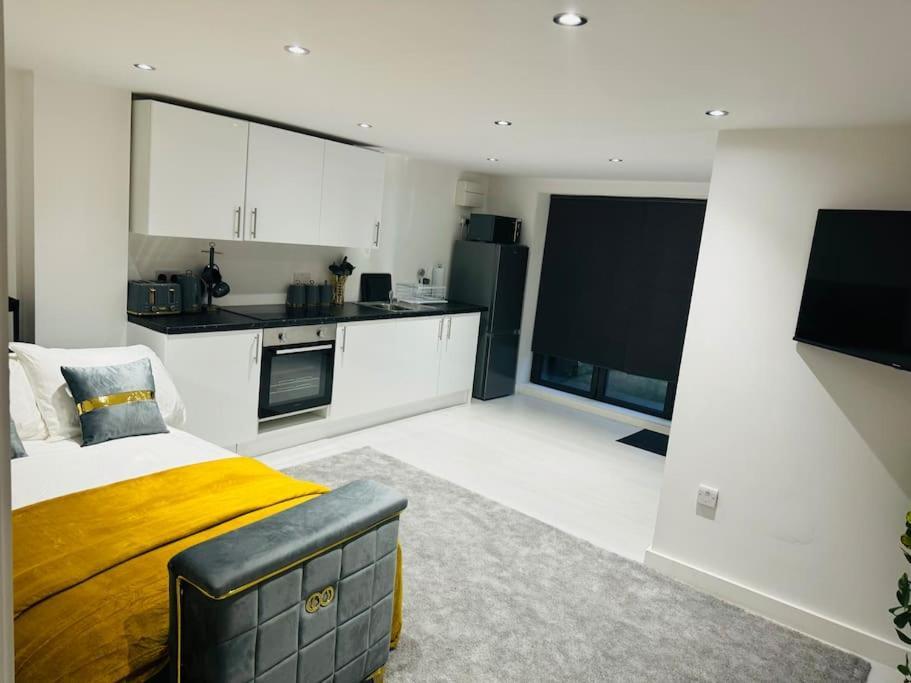 Perfect 1 Bed Sleeps 5 1 Kingsize Bed 1 Double Sofabed One Single Mattress Free Parking Wifi Good Transport Network Shopping Makers Families Contractors In North London Enfield