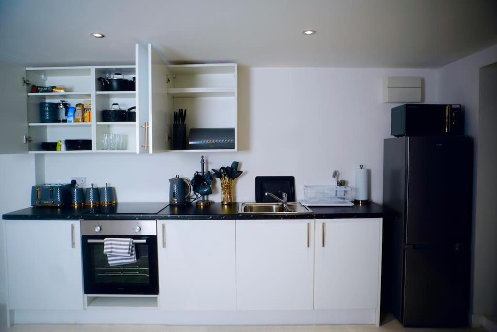 Perfect 1 Bed Sleeps 5 1 Kingsize Bed 1 Double Sofabed One Single Mattress Free Parking Wifi Good Transport Network Shopping Makers Families Contractors In North London