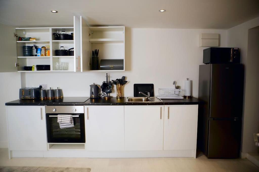 Perfect 1 Bed Sleeps 5 1 Kingsize Bed 1 Double Sofabed One Single Mattress Free Parking Wifi Good Transport Network Shopping Makers Families Contractors In North London Apartment *