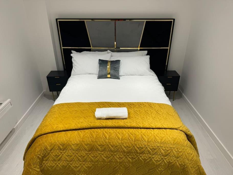 Perfect 1 Bed Sleeps 5 1 Kingsize Bed 1 Double Sofabed One Single Mattress Free Parking Wifi Good Transport Network Shopping Makers Families Contractors In North London Apartment