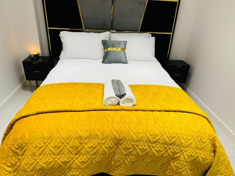 Perfect 1 Bed Sleeps 5 1 Kingsize Bed 1 Double Sofabed One Single Mattress Free Parking Wifi Good Transport Network Shopping Makers Families Contractors In North London * Enfield